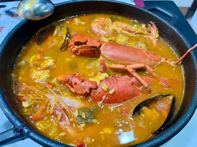 オマール海老の汁気のある米料理 — Restaurante Gaudeix、サグラダ・ファミリア、バルセロナ