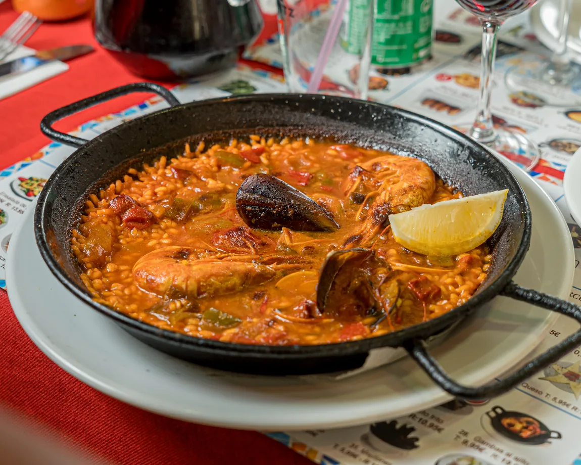 Arroz de marisco recién hecho, servido en el Restaurante Gaudeix, Avenida Gaudí, Barcelona