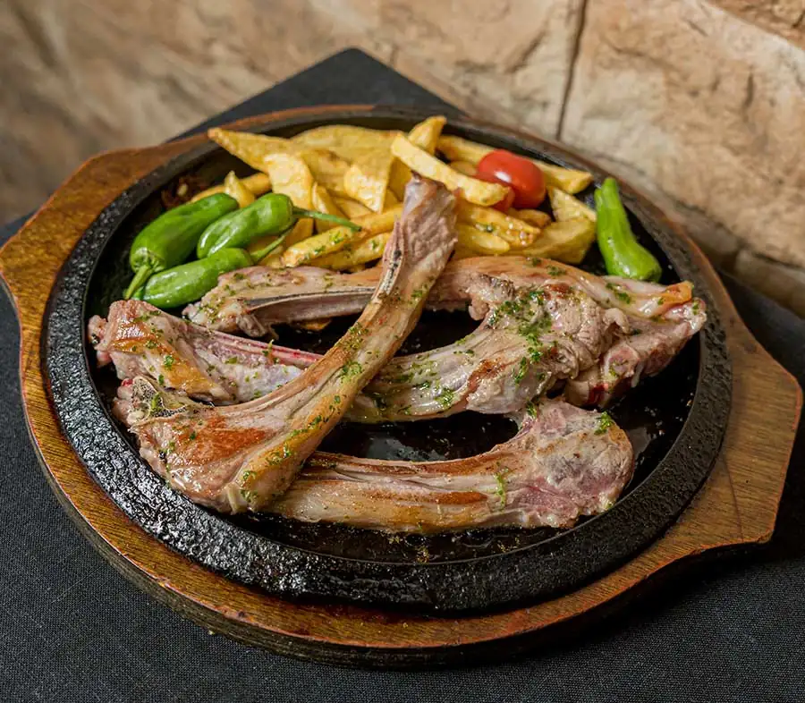 グループ向け Gaudeix セットメニュー：仔羊のあばら肉の炭火焼き、ポテトとピーマン添え — Restaurante Gaudeix、バルセロナ