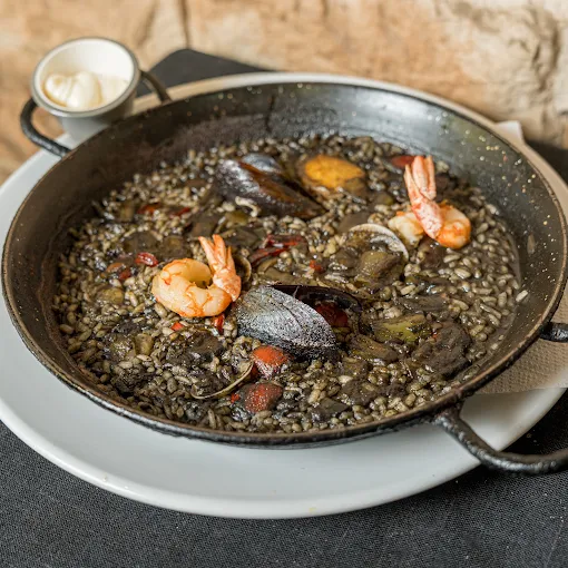 오징어 먹물 검은 쌀 요리 — Restaurante Gaudeix, 사그라다 파밀리아, 바르셀로나