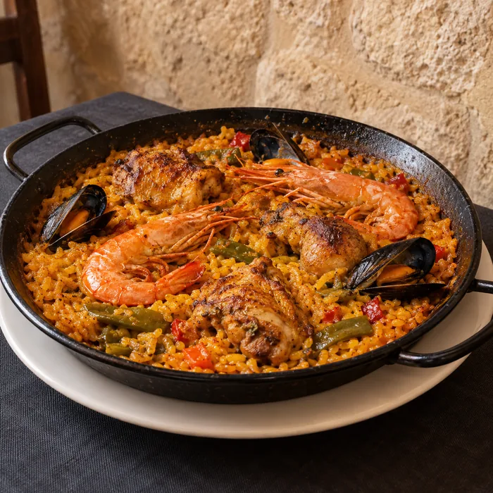 Paella mista di carne e pesce — Restaurante Gaudeix, Sagrada Família, Barcellona