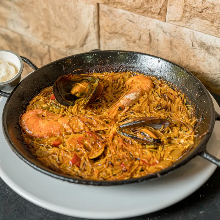 Fideuà de marisc — Restaurante Gaudeix, Sagrada Família, Barcelona