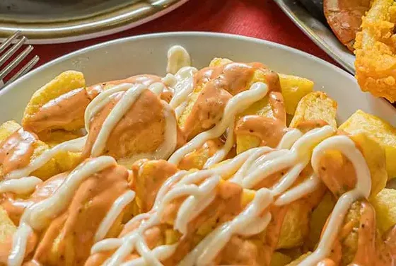 Patatas bravas maison avec sauce brava et aïoli au Restaurante Gaudeix, Sagrada Família, Barcelone